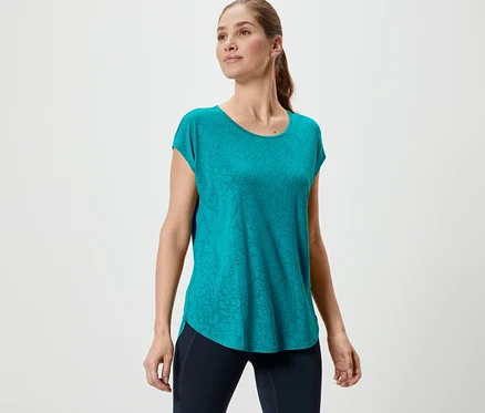 Femme portant un t-shirt de sport turquoise.