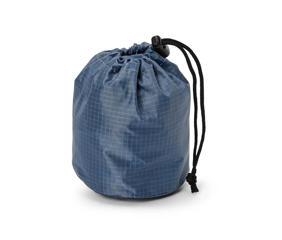 Un sac en filet bleu pour l’extérieur avec cordon de serrage.