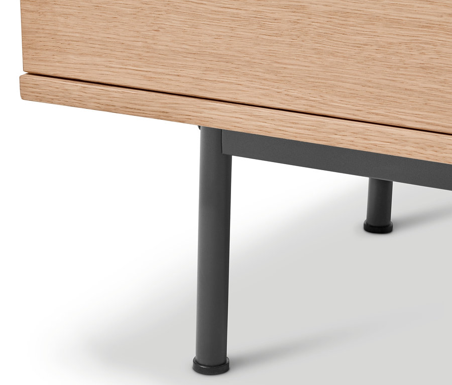 Détail d'un lowboard « Finnsbo » avec plateau en bois et pieds en métal.