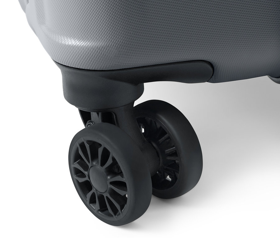 Gros plan sur une valise rigide recyclée, de grande taille et de couleur grise.