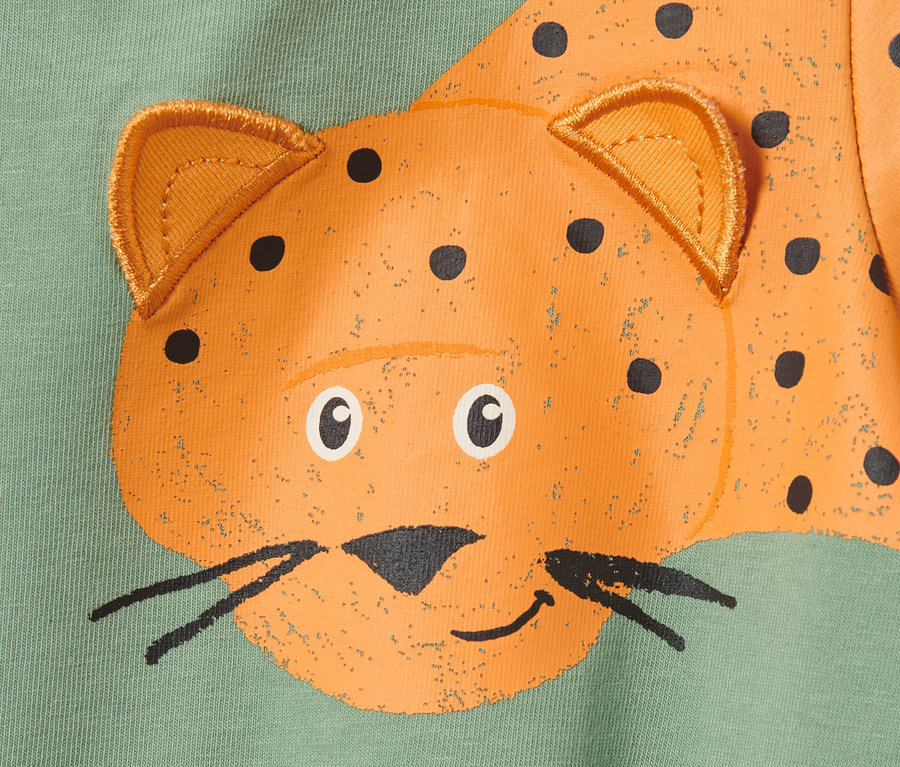 Gros plan sur 2 t-shirts pour enfant avec un motif animalier.