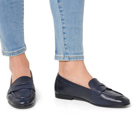 Jambes en jean et loafers en cuir.
