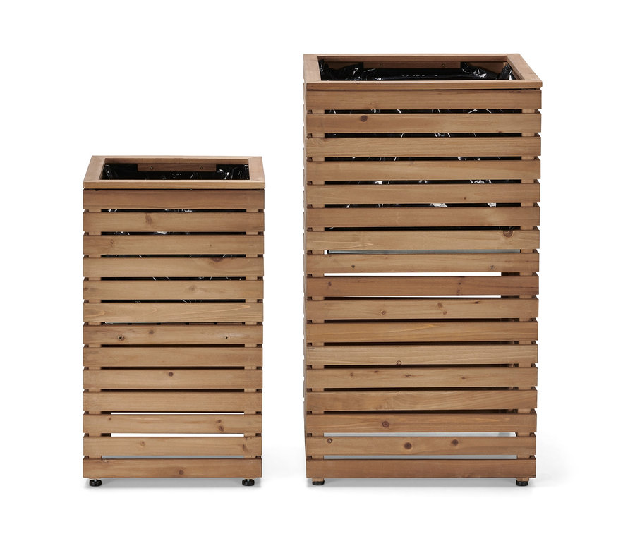 Deux colonnes à plantes « Tinus » en bois de différentes hauteurs côte à côte.
