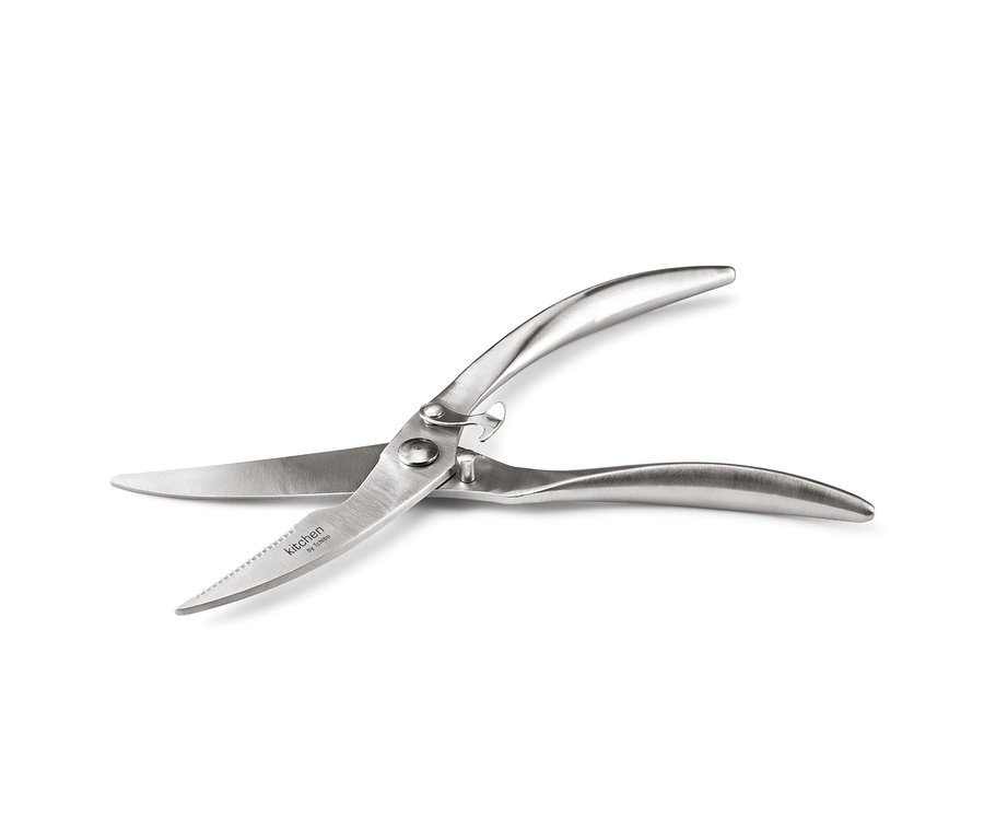 Ciseaux à volaille ouverts de couleur argentée sur fond blanc.