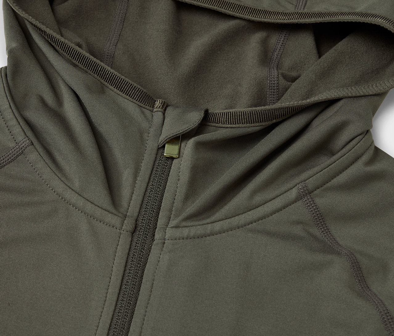 Gros plan sur un sweat à capuche olive zippé.