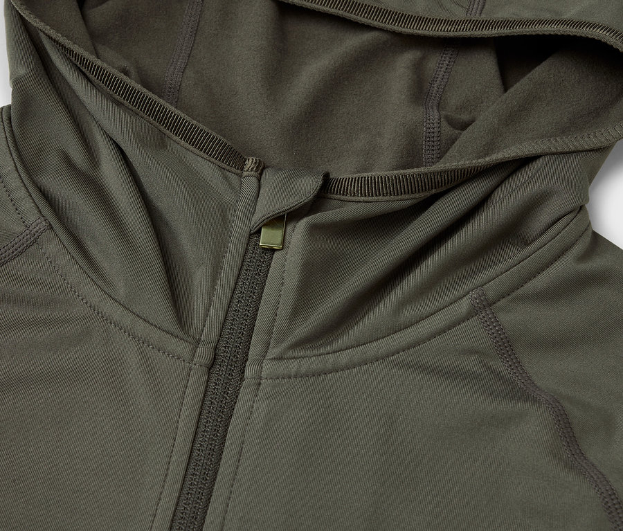 Gros plan sur un sweat à capuche olive zippé.