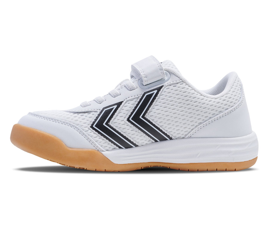 Vue latérale d'une chaussure blanche HUMMEL Multiplay Flex VC JR avec des logos à chevrons noirs et une semelle extérieure en caoutchouc marron.