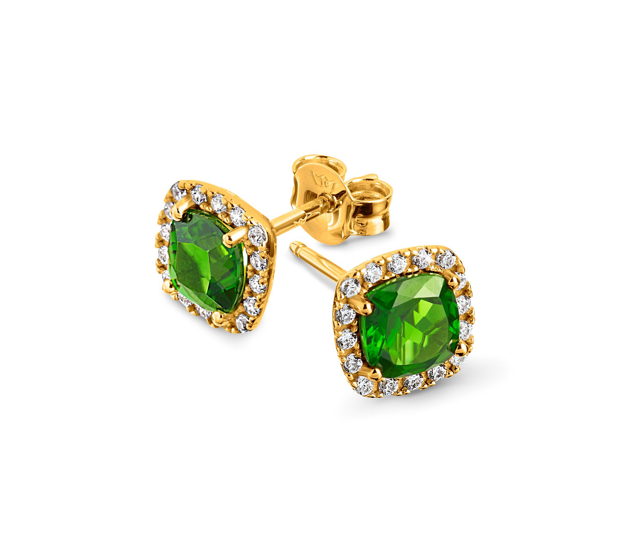 Deux boucles d'oreilles en or avec des pierres vertes carrées entourées de petites pierres blanches.
