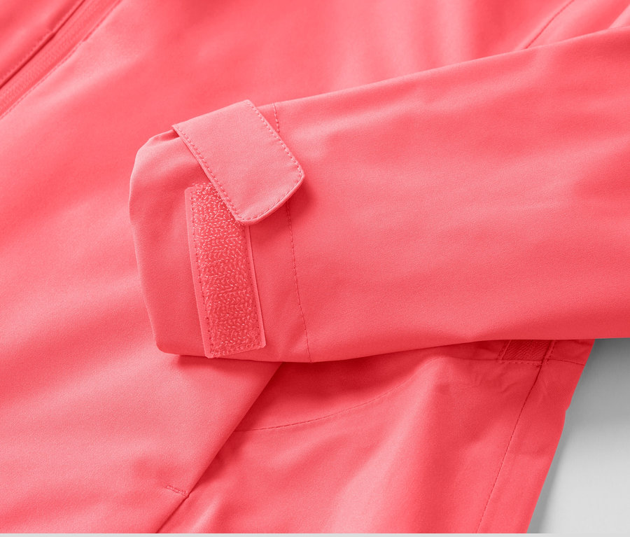 Détail d'une veste outdoor 2,5 couches rose avec une fermeture velcro sur la manche.