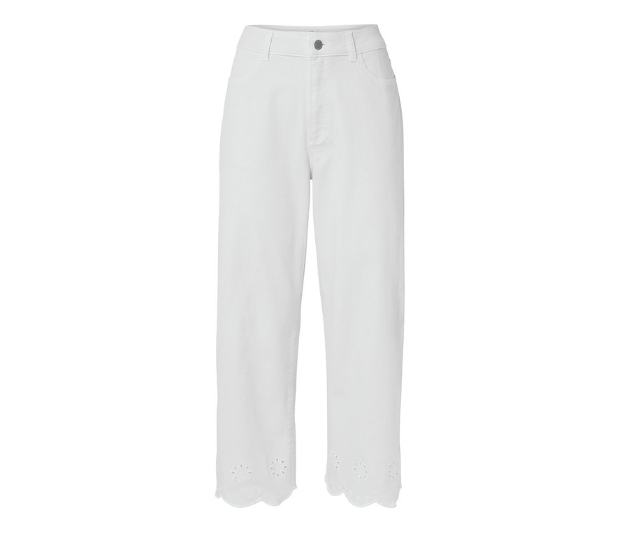 Jean blanc avec broderie ajourée en bas de jambe.