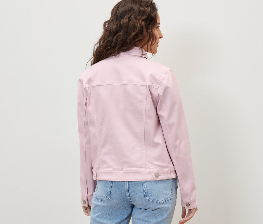 Une femme portant une veste en jean et un jean.