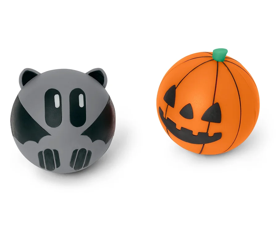 Deux boules décoratives d'Halloween : une chauve-souris grise et une citrouille orange.
