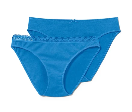 Deux slips bleus.