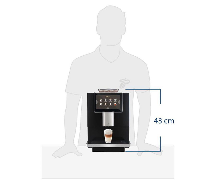 Une machine à café entièrement automatique «Tchibo Office» de 43 cm de haut avec une tasse de café.