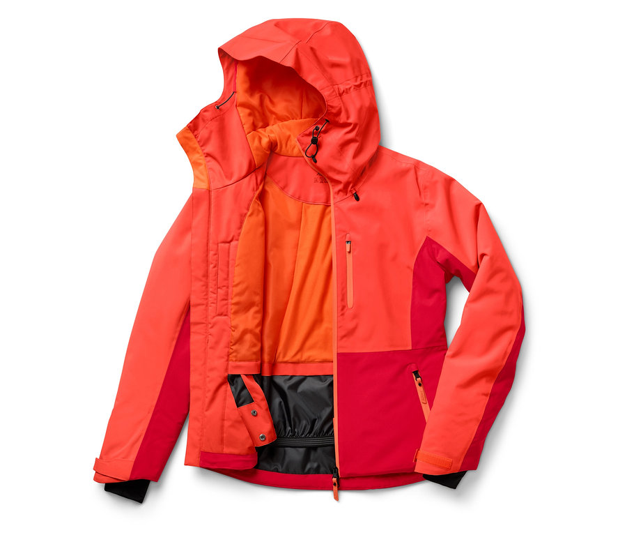 Une veste rouge-orange ouverte avec une capuche posée sur un fond blanc.