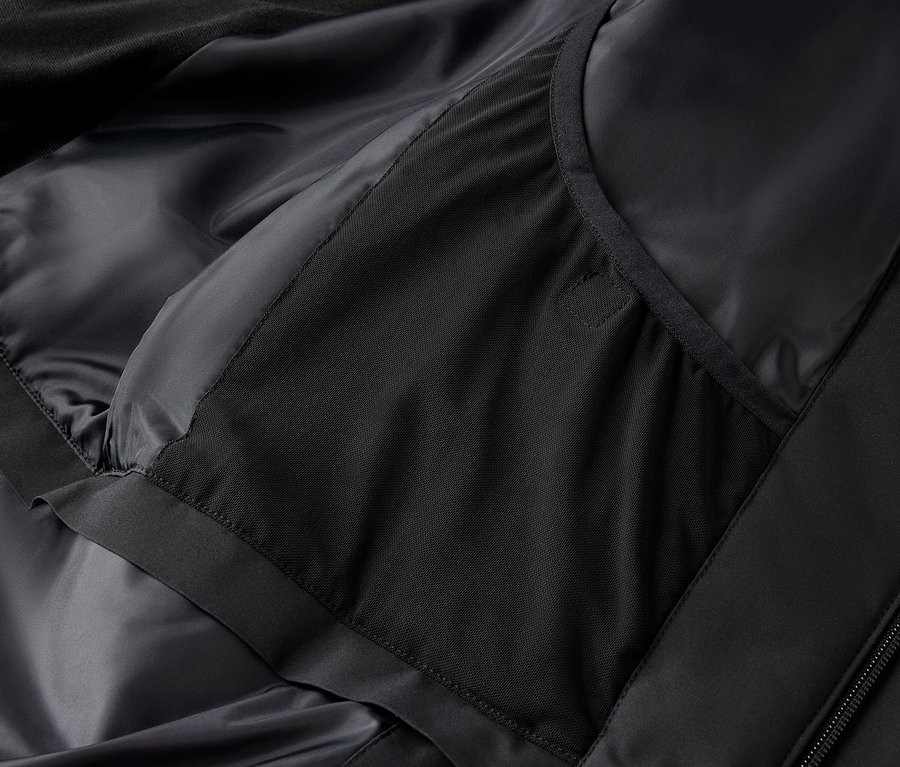 Détail d'une veste noire avec une poche intérieure.
