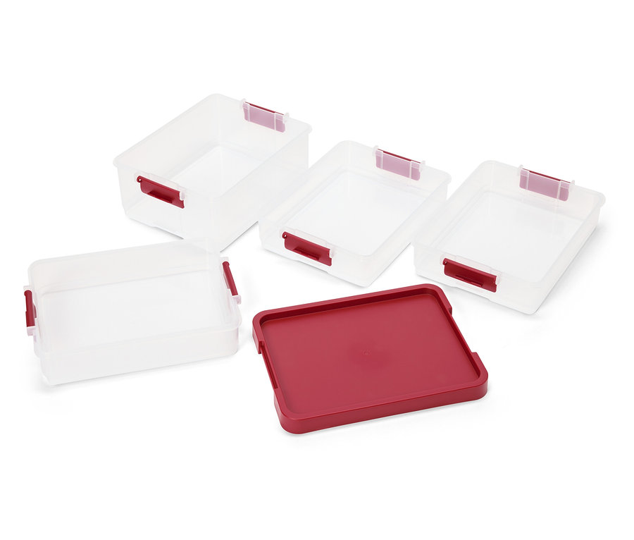 Quatre boîtes de rangement en plastique transparent avec couvercle bordeaux.