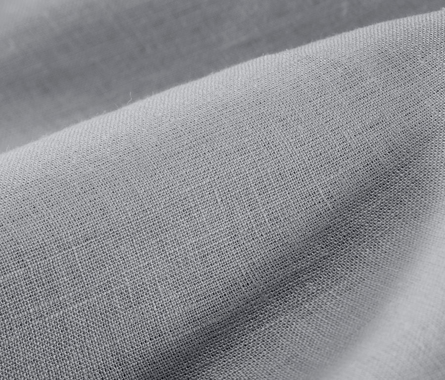 Gros plan d'une parure de lit en lin grise, grande taille.