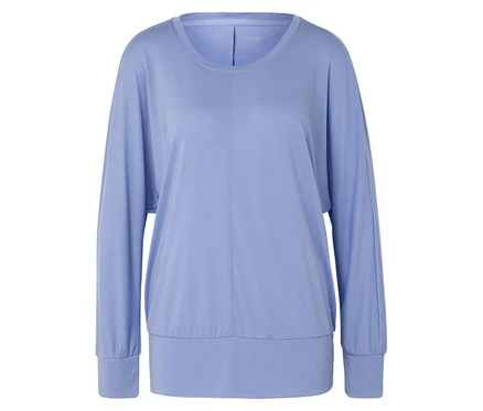 Un t-shirt à manches longues bleu clair.