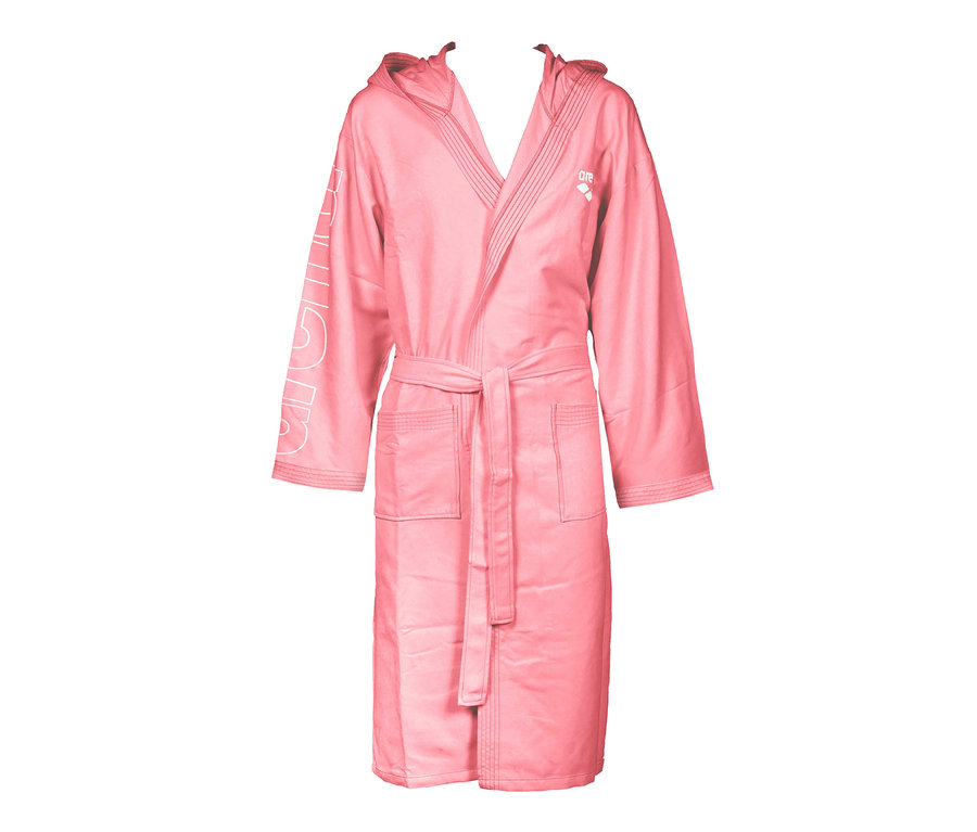 Peignoir rose avec capuche et ceinture.