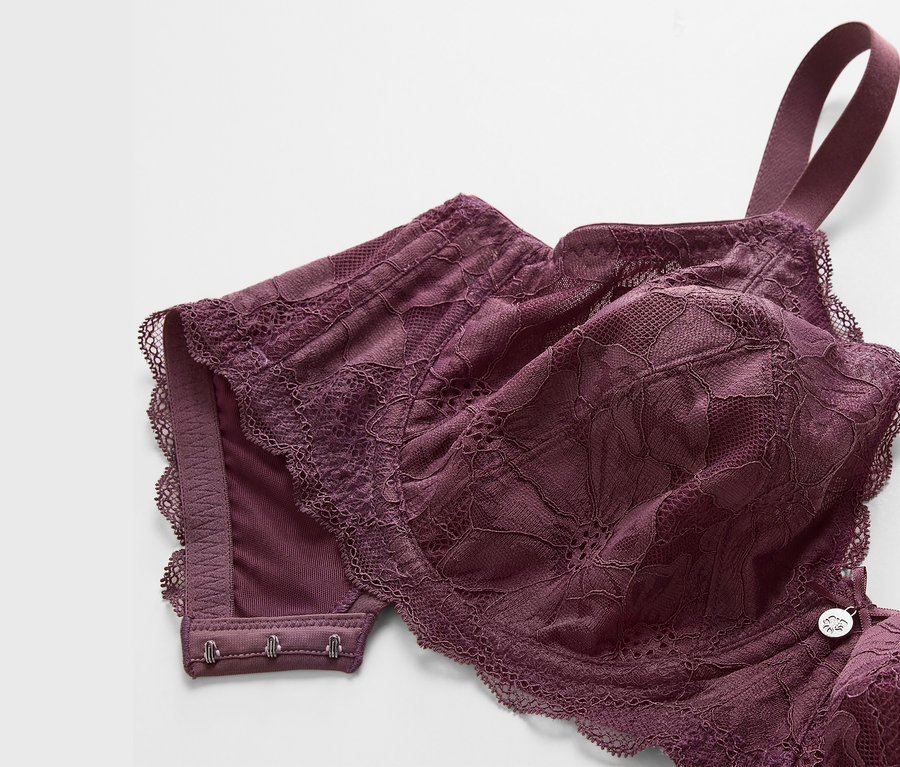Détail d'un soutien-gorge à armatures violet avec bordure en dentelle.