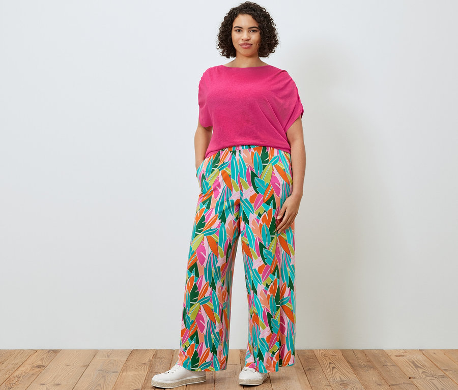 Femme posant en T-shirt en lin mélangé et pantalon palazzo imprimé, multicolore.