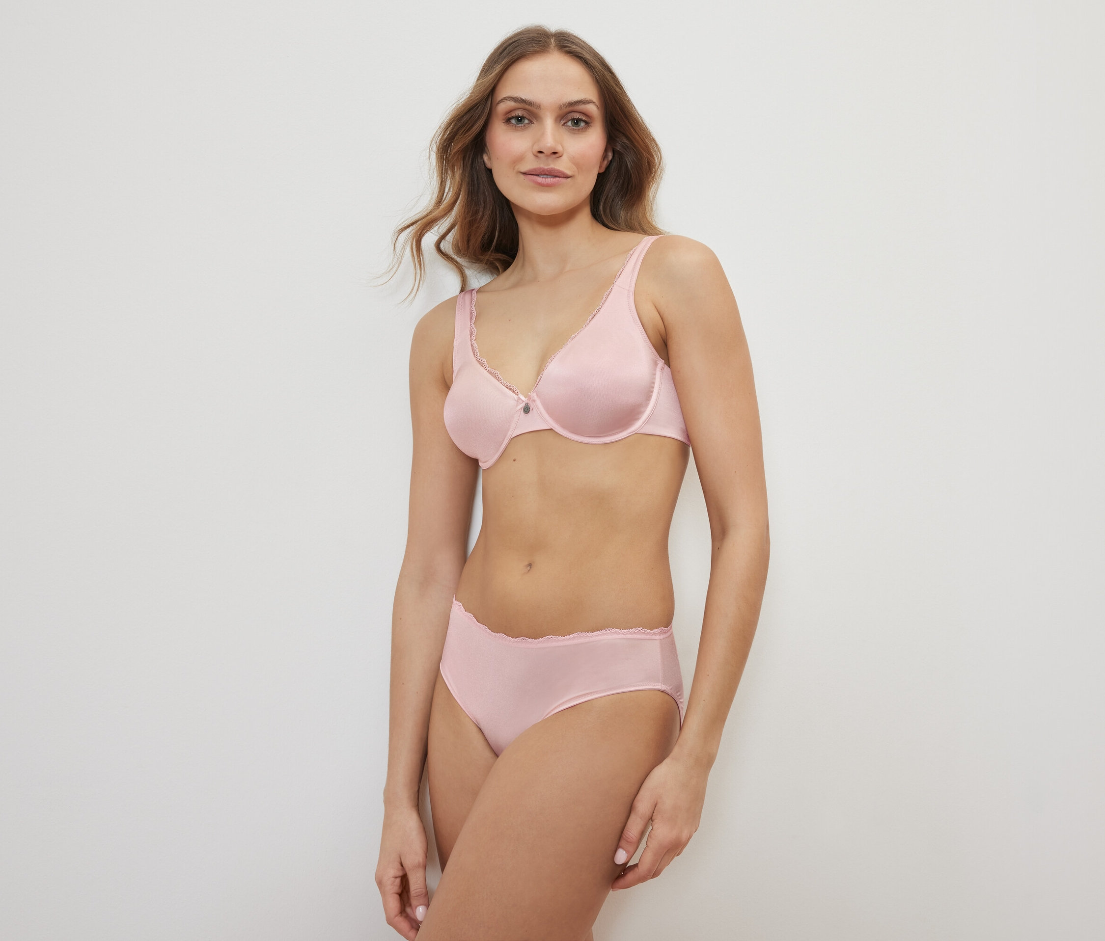 Femme posant en soutien-gorge et culotte roses.