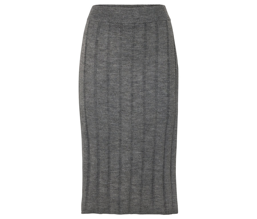 Jupe crayon grise tricotée.
