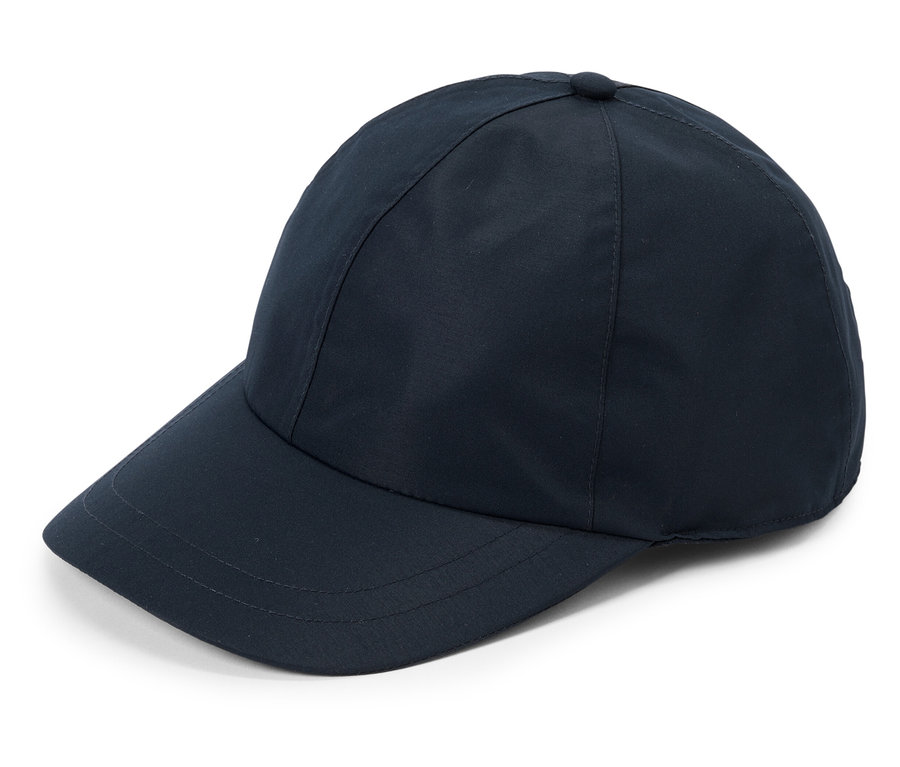 Une casquette de baseball bleu marine posée sur un fond blanc.