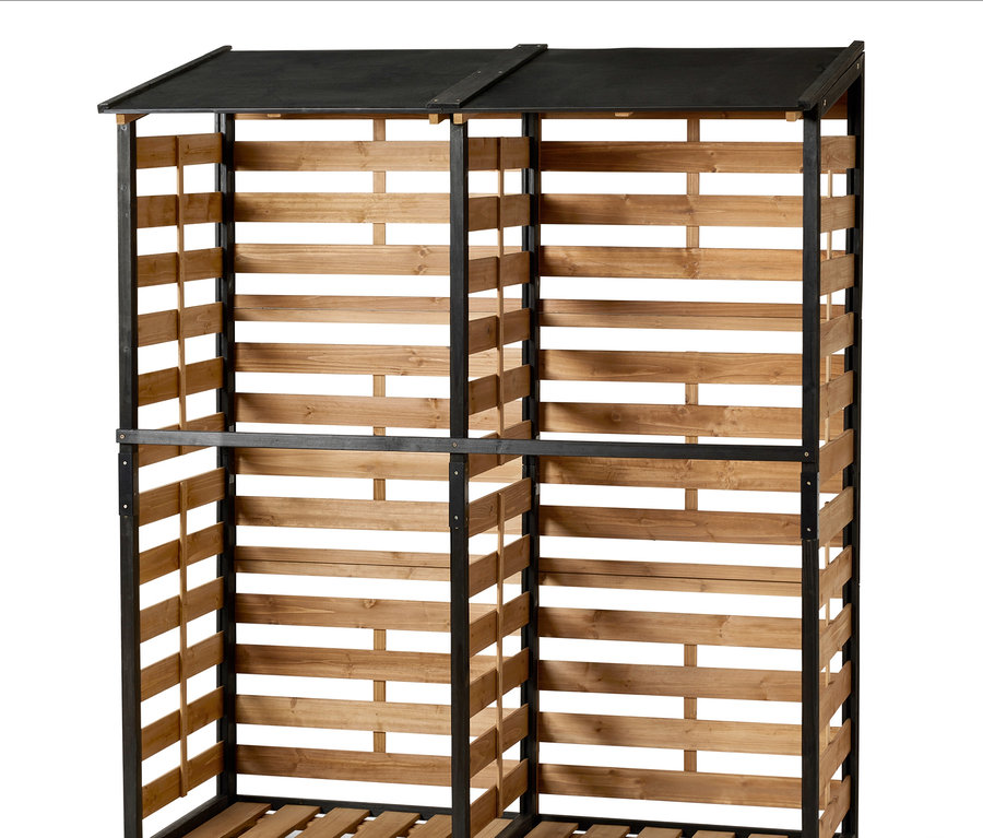 Double abri à bois avec toit noir et lattes en bois.