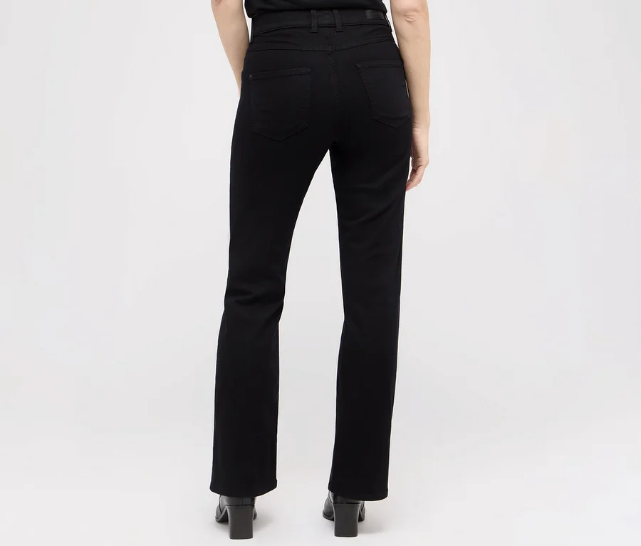 Vue arrière d'une femme portant un jean noir Angels Denim « Lara », coupe droite, et des chaussures à talons hauts.