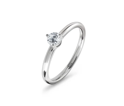 Bague en argent avec une pierre transparente.