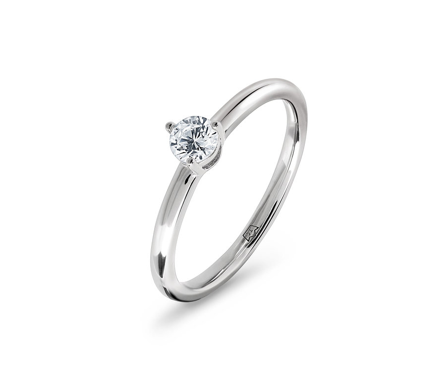 Bague en argent avec une pierre transparente.