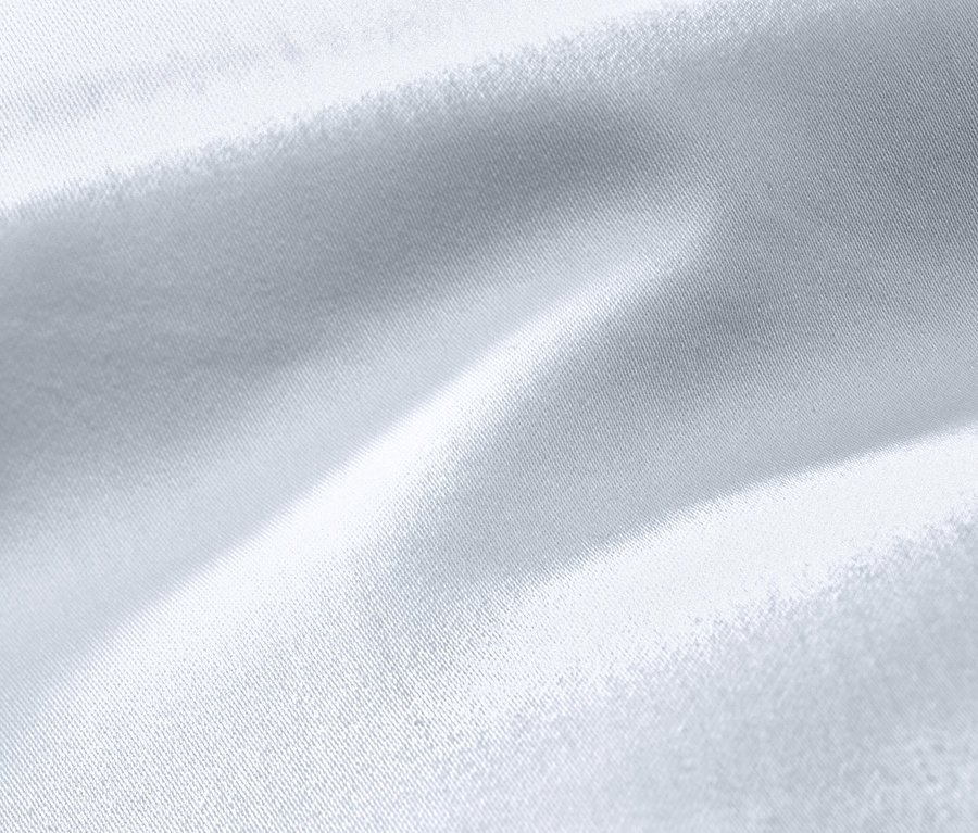 Gros plan d'une parure de lit en satin de coton blanc, grande taille.