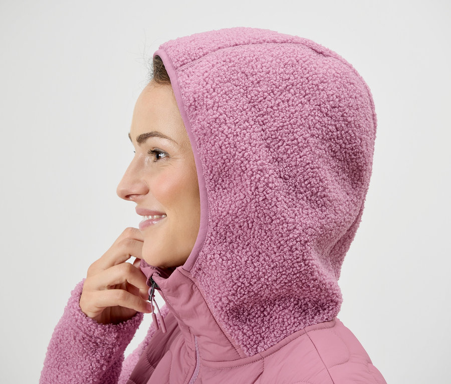 Femme portant une veste à capuche rose.