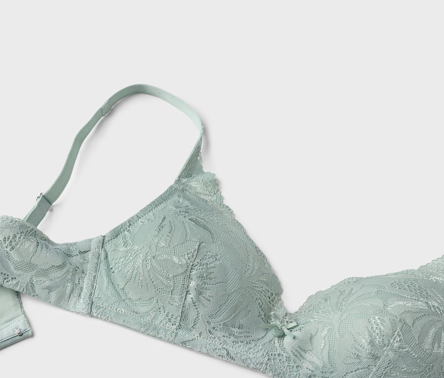 Soutien-gorge en dentelle bleu clair sur fond clair.