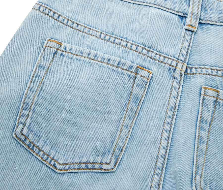 Vue détaillée de l'arrière d'un jean bleu clair avec des poches.