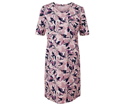 Robe rose à manches courtes avec motif floral.