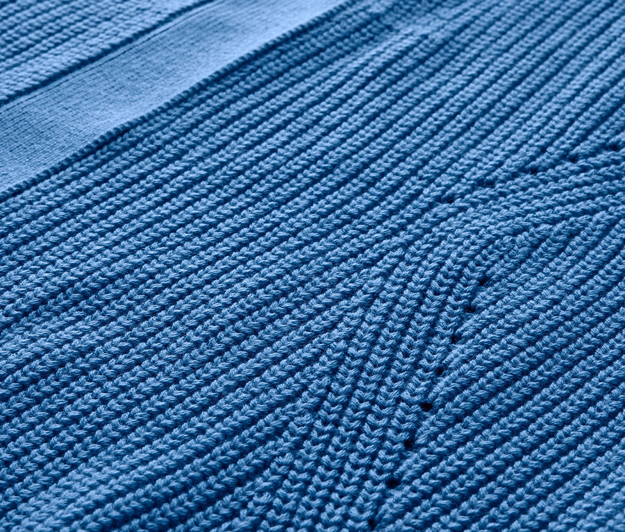 Gros plan sur un cardigan ouvert bleu.