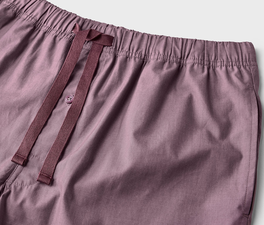 Gros plan d'un shorty de pyjama lilas avec taille élastique et cordon de serrage.