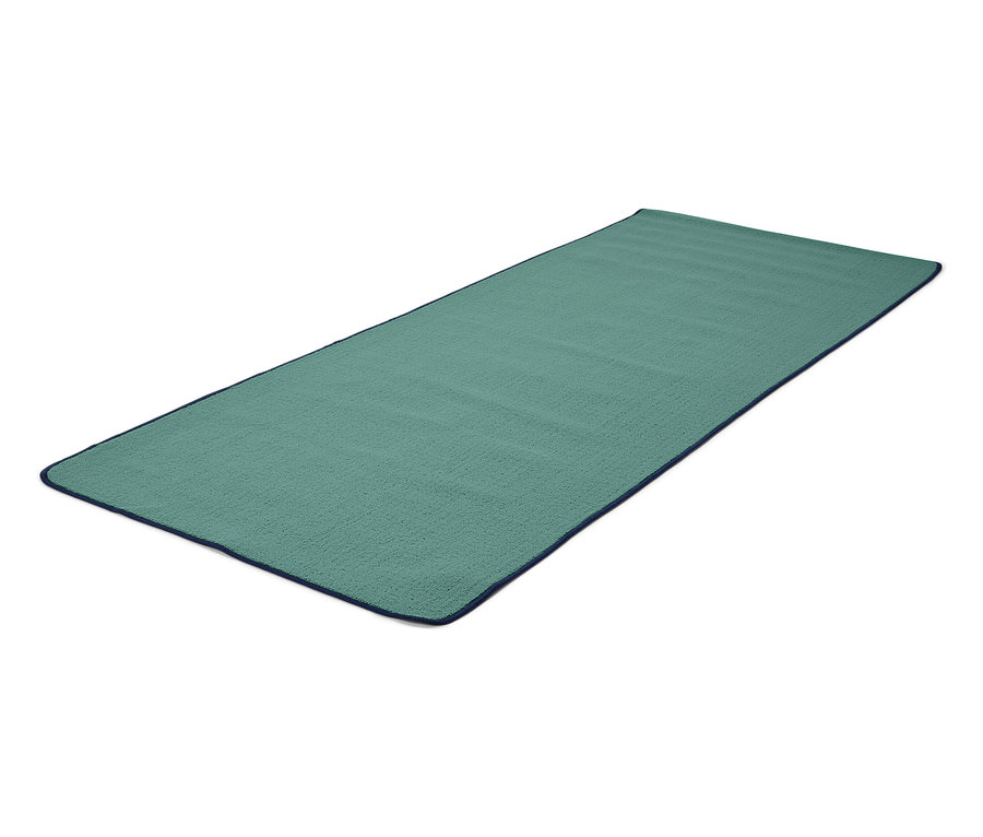 Une serviette de plage verte avec une bordure bleu foncé sur fond blanc.