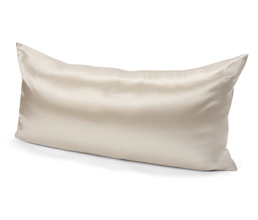 Oreiller rectangulaire avec une taie en satin.