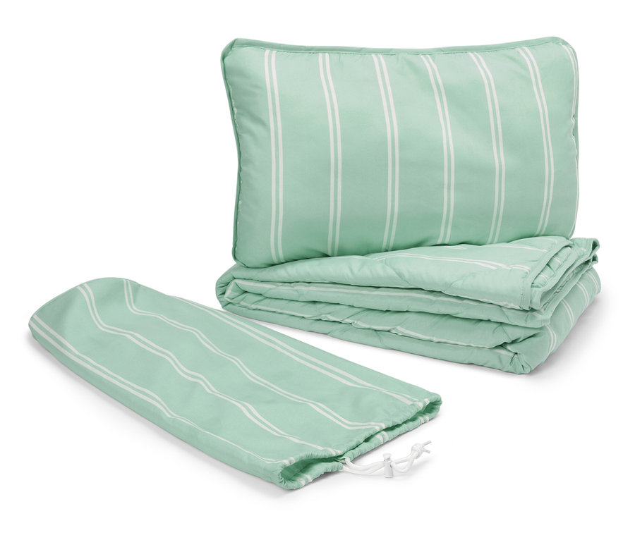 Un oreiller et une couverture matelassés verts avec des rayures blanches à côté d'une housse avec cordon de serrage.