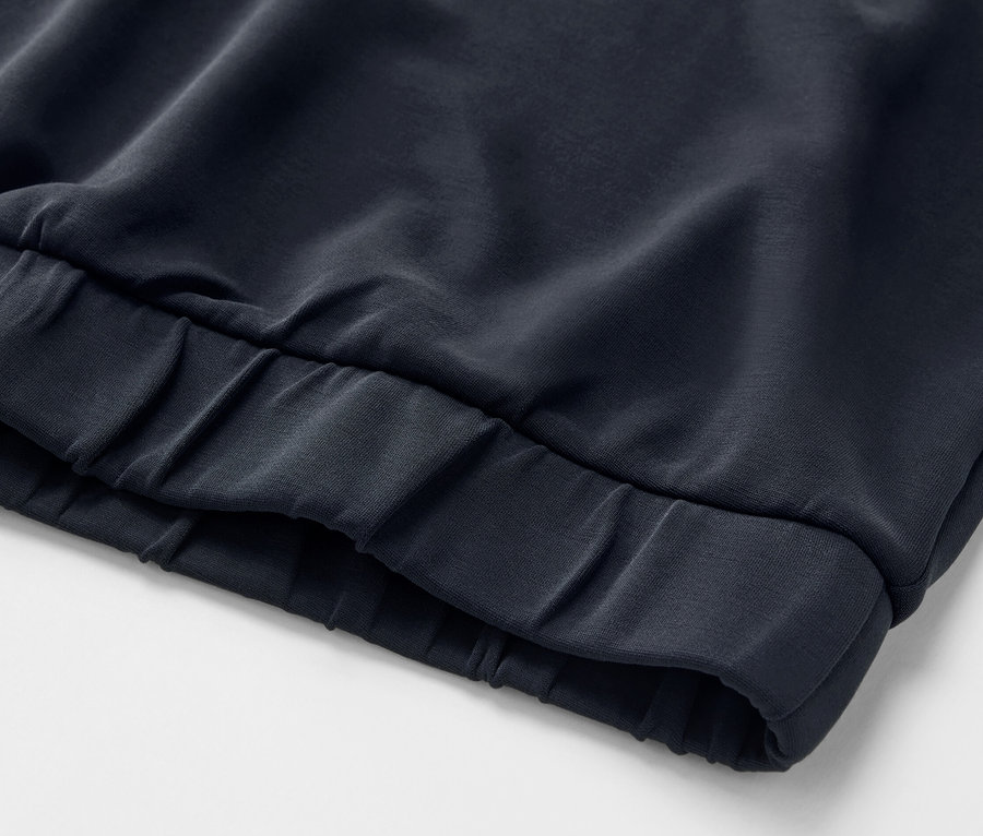 Gros plan sur un pull à capuche bleu foncé en mélange de modal.