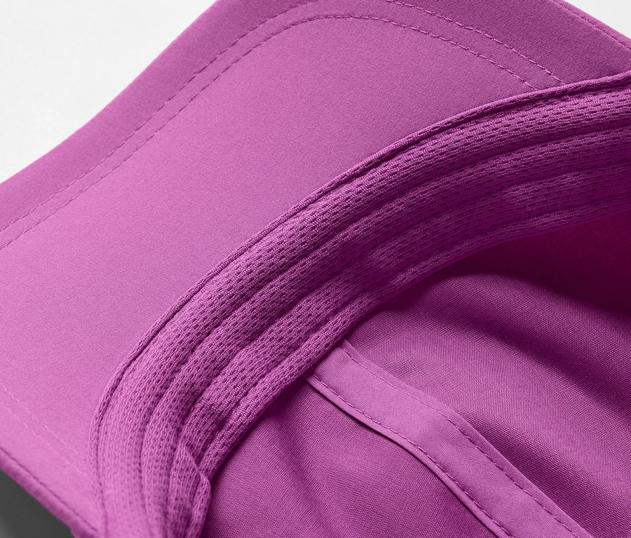 Gros plan sur une casquette de sport violette.