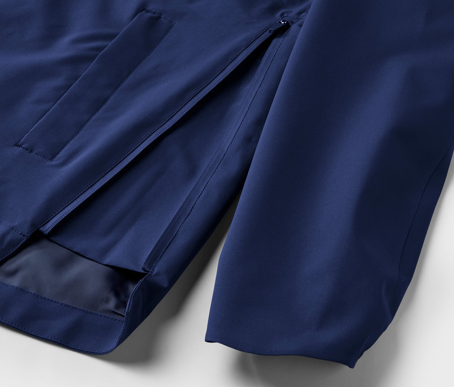 Gros plan sur une veste technique outdoor bleue.