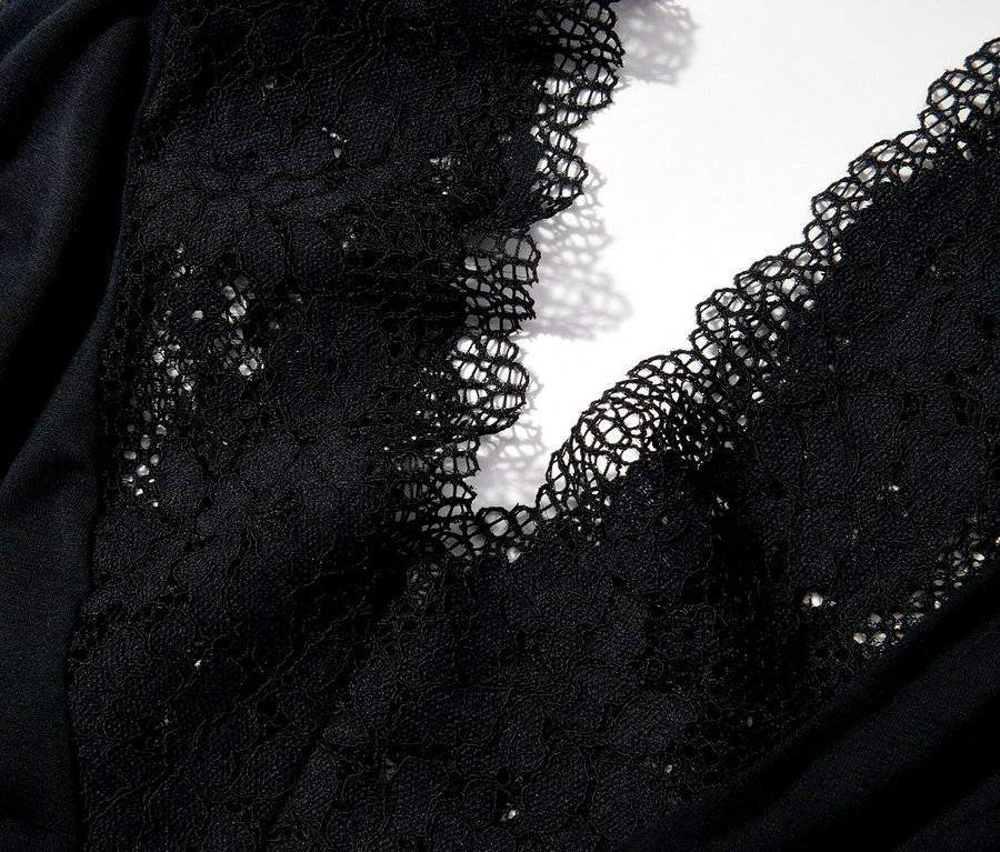 Détail d'un body noir « Nina » Passionata avec bordure en dentelle.