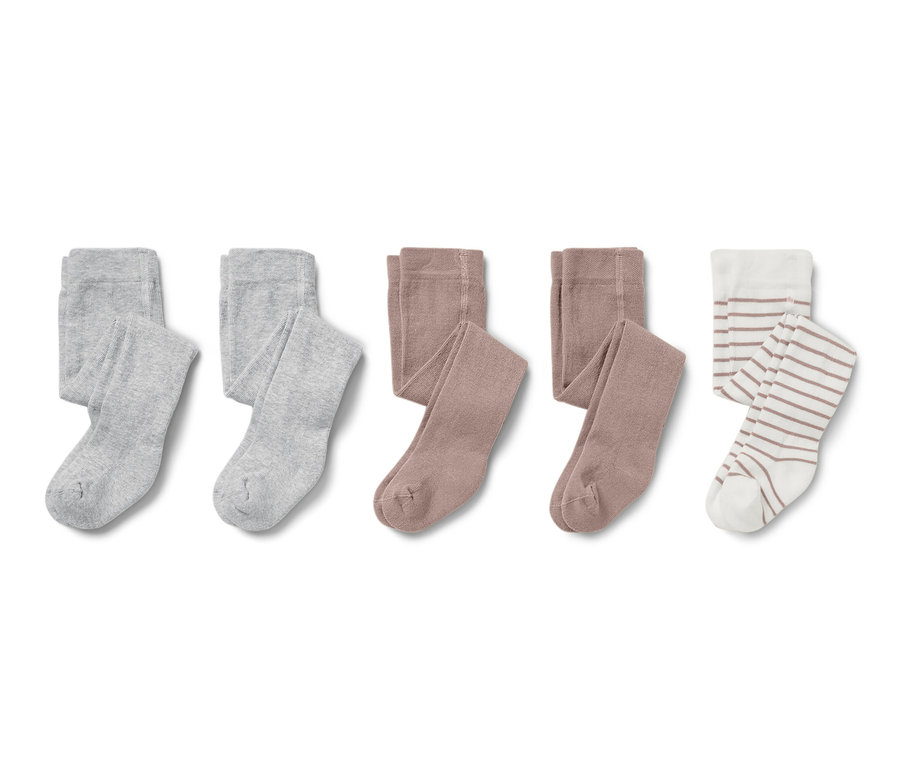 Trois paires de bas pour bébé : deux unis grises et marron, et une rayée.