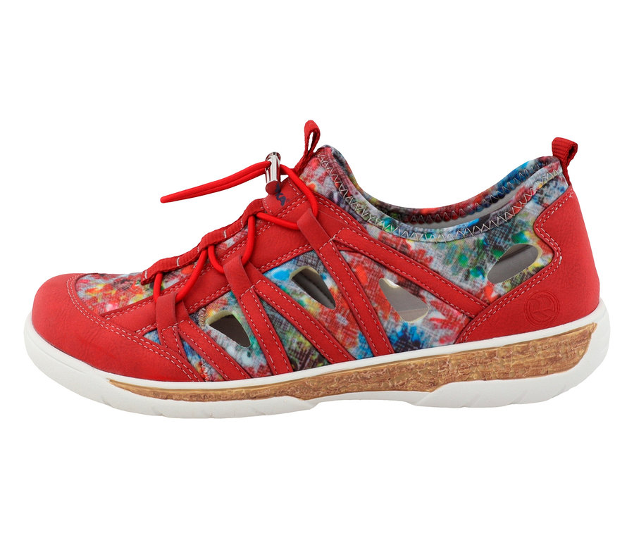 Une seule basket rouge pour femme avec des motifs à motifs et des lacets sur fond blanc.