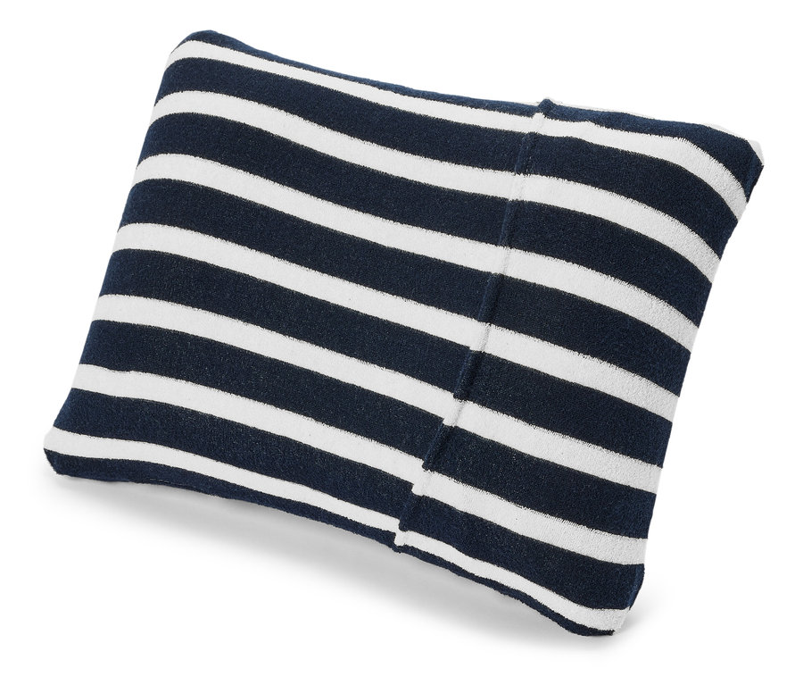 Coussin rayé bleu marine et blanc sur fond blanc.